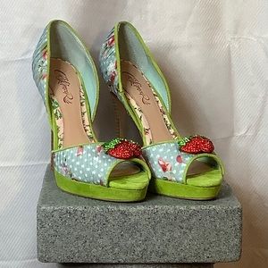 Like new Cece Lamour strawberry high heels